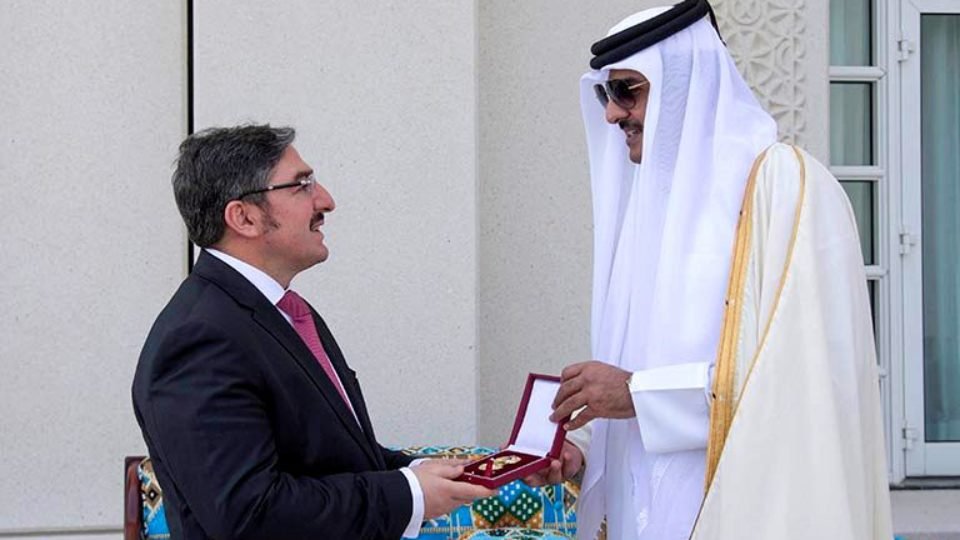Turkish Ambassador Ahmet Demirok receiving Qatar Award from Emir of Qatar