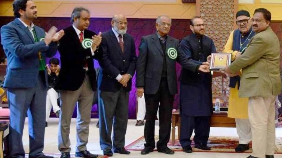 Abbas Tabish receives First Museeb U Rahman Award 2017
