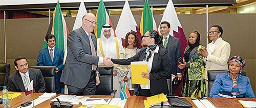 Ashraf Abu Issa exchanges agreement Pic by Qatar Tribune Qatar