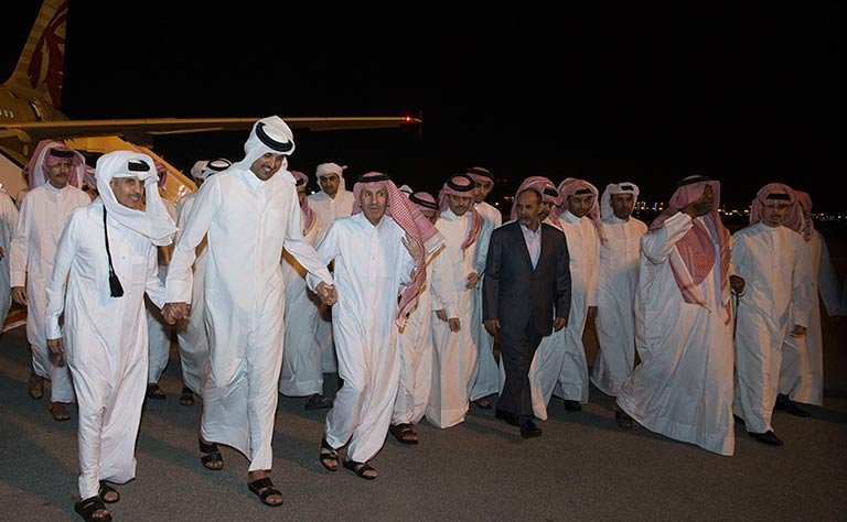 Emir receives Qataris after returning back from Iraq