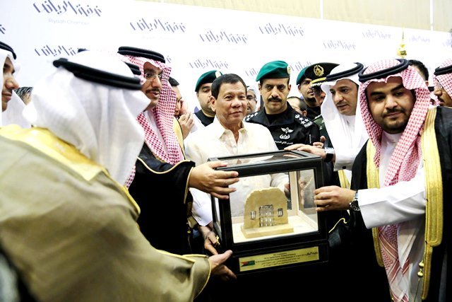 President Duterte receives a momente from Saudi Chamber of Commerce