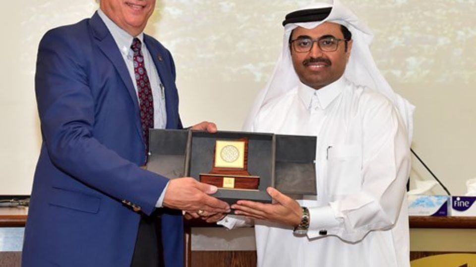 Dr Weichold receiving commemorative plaque from H.E. Dr Mohammed Bin Saleh Al-Sada