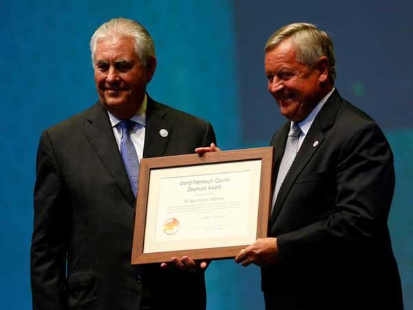 Rex Tillerson receives award at 22nd World Petroleum Conference in Istanbul