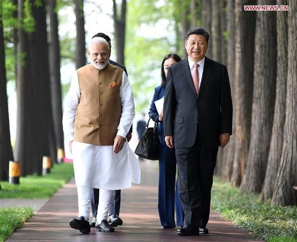 Chinese President Xi Jinping (R) walks with Indian Prime Minister Narendra Modi in Wuhan, capital of central China’s Hubei Province, April 28, 2018.
