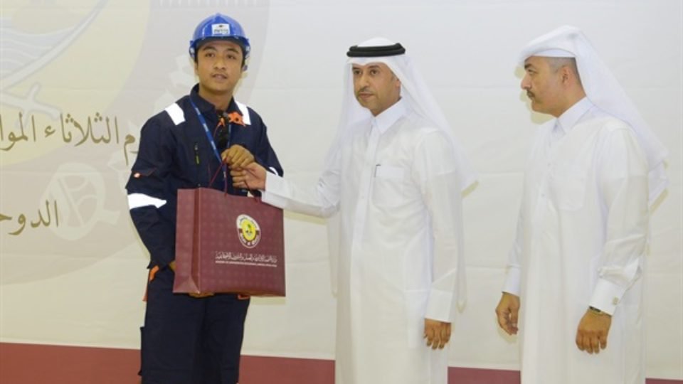 Qatar Labour Minister presents gift to a worker on Labour Day 2018