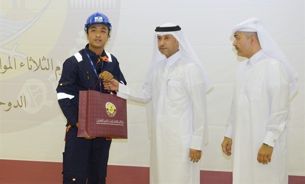 Qatar Labour Minister presents gift to a worker on Labour Day 2018