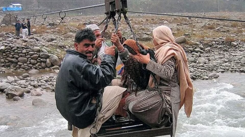 Pakistan: Army Commandos Rescue 8 Pax Incl 7 Students From Dangling Cable Car