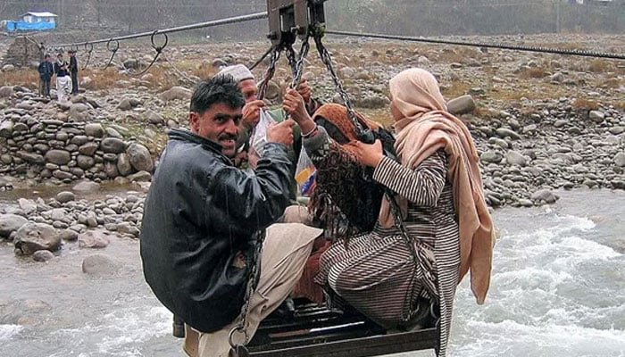 Pakistan: Army Commandos Rescue 8 Pax Incl 7 Students From Dangling Cable Car